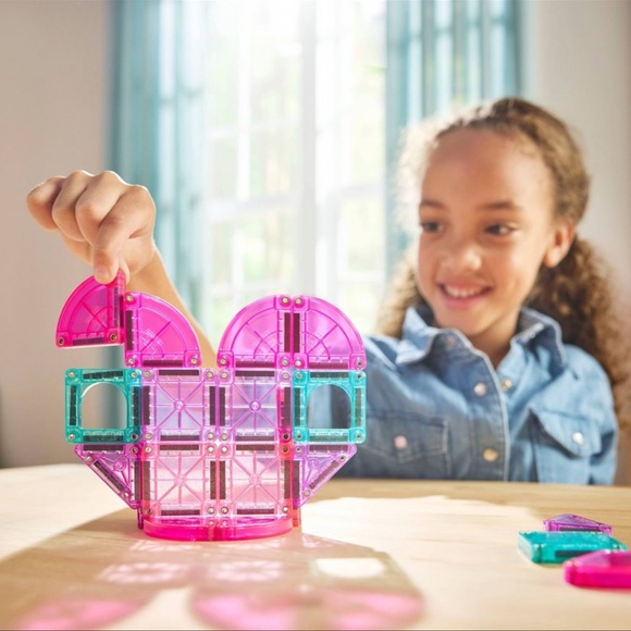 Magna-Tiles MicroMags Travel Heart To Heart, 26 pieces set in a Tin Storage - Picture 4 of 8